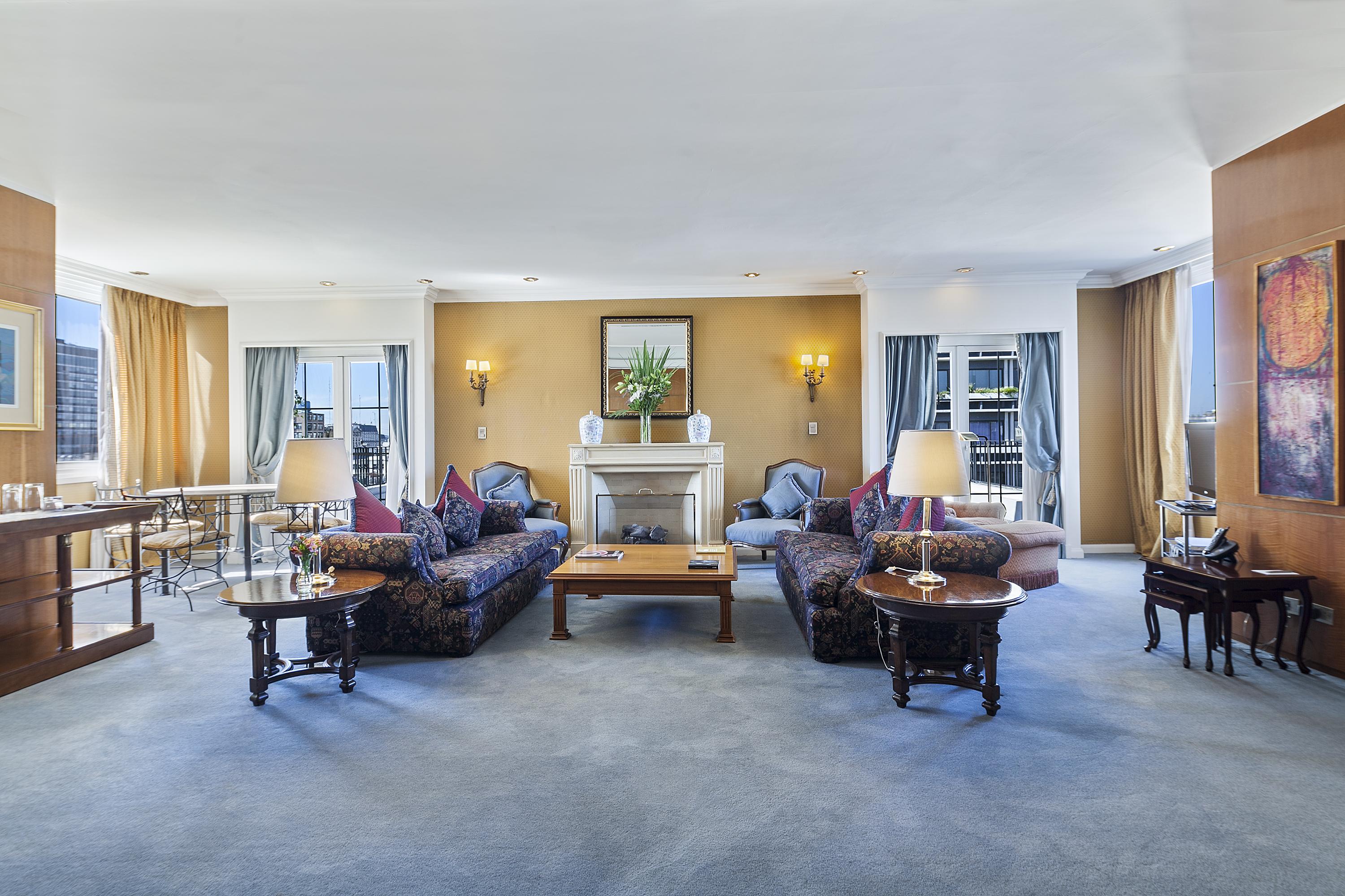 クラリッジ ホテル ブエノスアイレス エクステリア 写真 The living room of a suite at the Waldorf Astoria Berlin