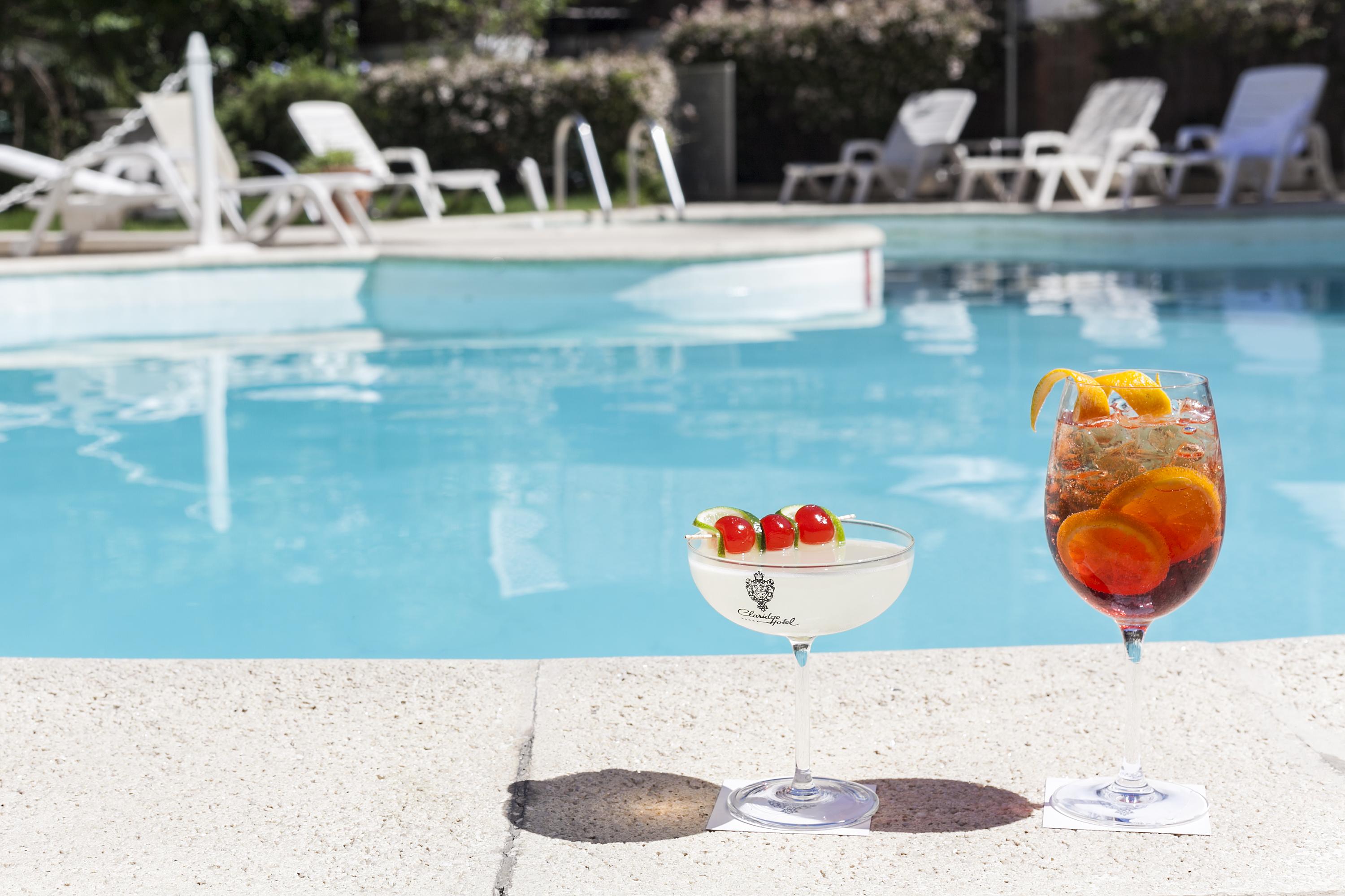 クラリッジ ホテル ブエノスアイレス エクステリア 写真 A poolside cocktail